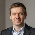 Портрет уверенного бизнесмена компании Авто Залог на нейтральном фоне для раздела выкупа автомобилей