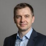 Портрет уверенного бизнесмена компании Авто Залог на нейтральном фоне для раздела выкупа авто