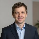 Портрет уверенного бизнесмена компании Авто Залог на нейтральном фоне для раздела выкупа авто